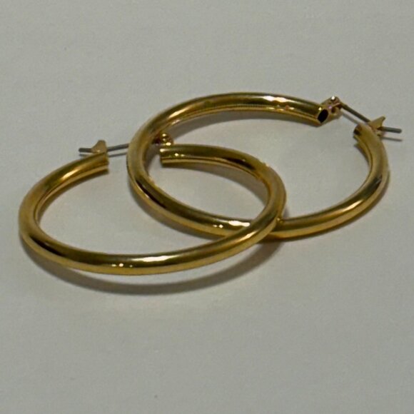 6 Assorted Gold Tone Hoop Pierced Earrings - Picture 9 of 9